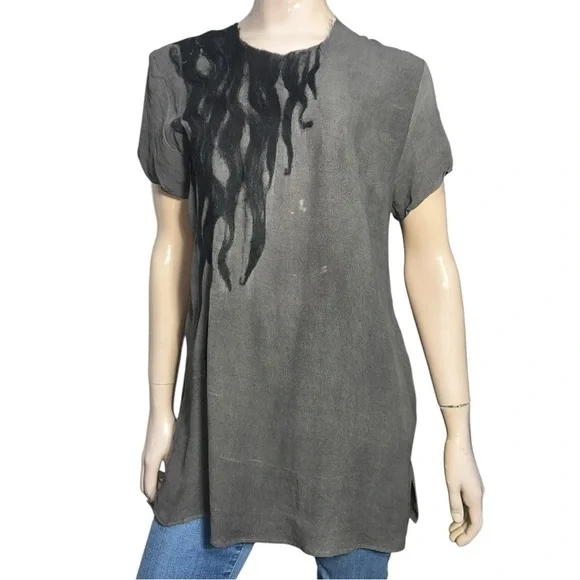 Lost & Found Ria Dunn Women’s Sz M Gray Black Wearable Art Silk Short Sleeve Top